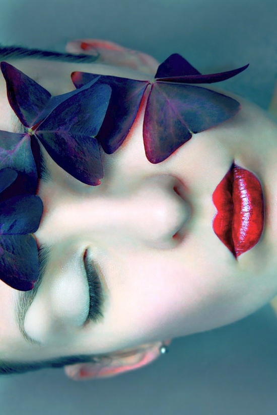 Фото На лице девушки выложены листья, как крылья бабочек