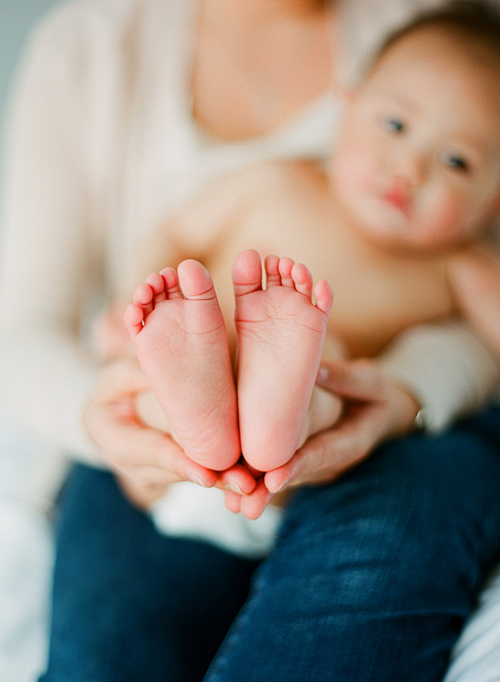 Целую ноги мамы. Ножки младенца. Пяточки новорожденного. Маленькие ножки. Ножки новорожденного ребенка.