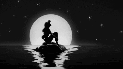 Фото Ариэль / Ariel сидит на камне выходящем из моря мультфильм Русалочка / The Little Mermaid