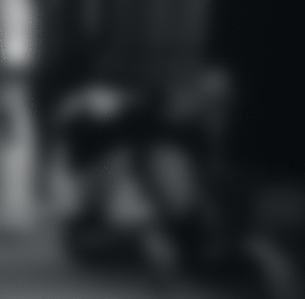 Фото Актриса Alexandra Breckenridge / Александра Брекенридж в роли горничной Мойры / Moira моет пол в сериале American Horror Story / Американская история ужасов