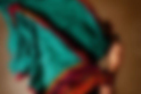 Фото Полуобнаженная девушка изображает бабочку благодаря пестрой ткани на ее теле и поднятых руках, фотограф Ольга Завершинская / Olga Zavershinskaya