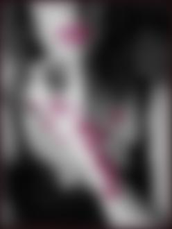 Фото Девушка в черном лифчике прислонила руку к подбородку, на которой розовой цветы