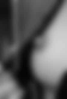 Фото Обнаженная грудь девушки из под черной куртки