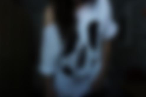 Фото Девушка с открытым плечом в белой кофте с изображением черепа