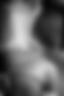 Фото Девушка в белом корсете и черно-белых трусиках в горошек стоит спиной