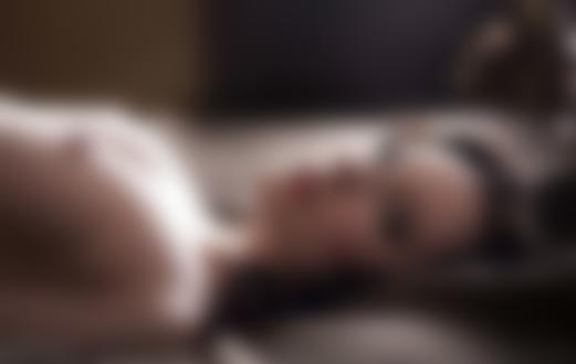 Фото Девушка с обнаженной грудью лежит на кровати, фотограф Фаина Фридман