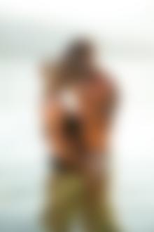 Фото Девушка с парнем стоя в воде целуются прикрыв лица шляпой