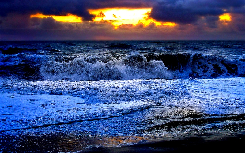 Фото Бушующее море на фоне закатного неба