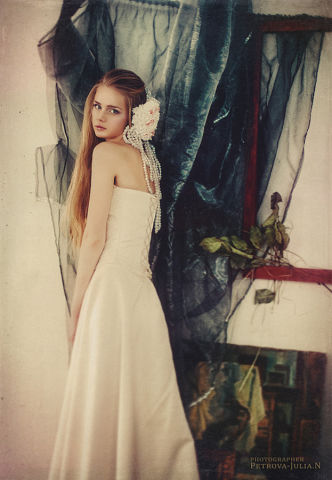 Фото Девушка в белом платье стоит у окна фотограф Петрова Юлия / Petrowa Julia/