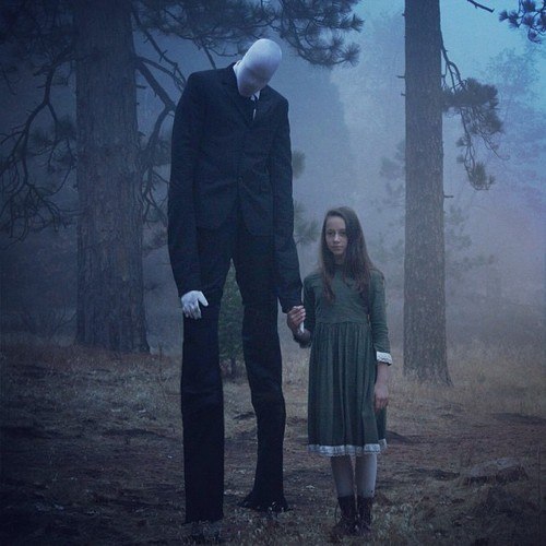 Фото Девочка идет по лесу, держа за руку странного мужчину