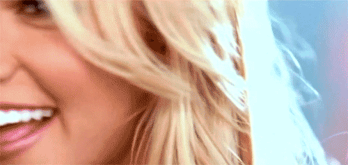 Фото Бритни Джин Спирс / Britney Jean Spears поворачивая голову, показывает язык