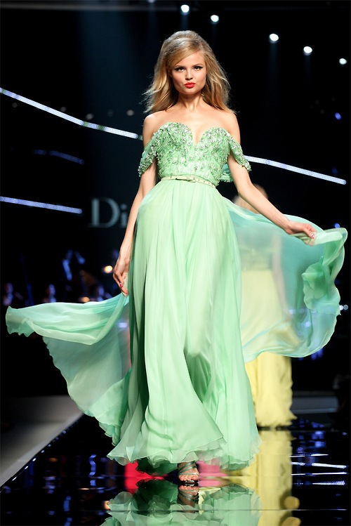 Фото Модель Синтия Роули / Cynthia Rowley / идет по подиуму в зеленом платье