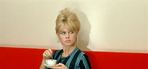Фото Brigitte Bardot / Бриджит Бардо размешивает ложкой сахар в чашке