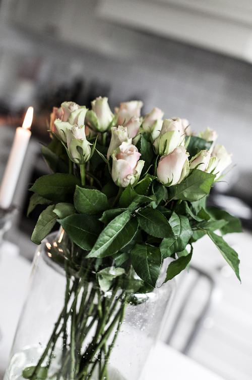 Фото Букет белых роз в прозрачной вазе