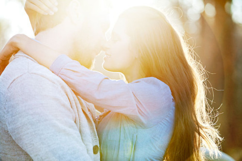 Фото Девушка с парнем целуются на фоне солнца