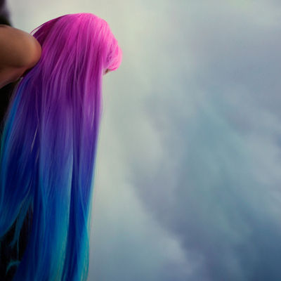 Фото Девушка с розово-фиолетово-голубыми волосами на фоне облачного неба