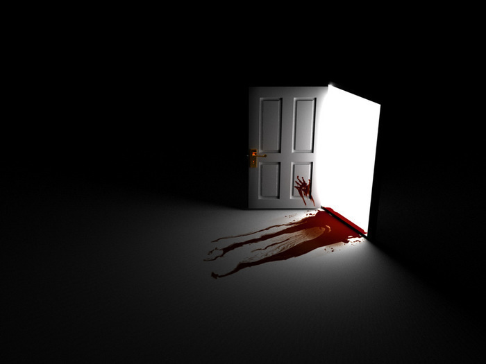 Фото В темной комнате распахнута дверь через которую выволокли кого-то раненого на свет оставив кровавый след на полу и отпечаток руки на двери
