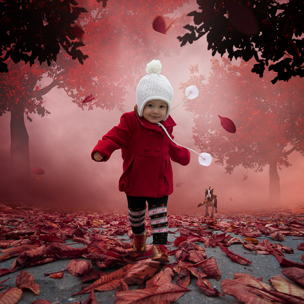 Фото Милая девочка в белой шапочке и красном пальто, бегущая по дорожке с опавшими с деревьев красными листьями, за ней бежит бультерьер, держащий в пасти палку, работа фотографа Caras Iount