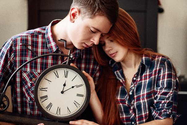 Фото Девушка с мужчиной соприкоснулись головами, держат часы в руках, фотограф Сергей Шарков