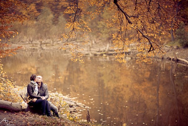 Фото Девушка с мужчиной сидят у озера целуясь, фотограф Валентина Артеменко