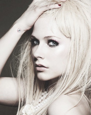Голая Аврил Лавин (Avril Lavigne)