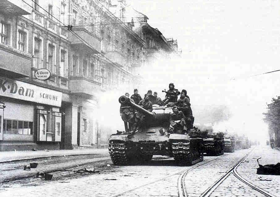 Фото Солдаты едут на танке по улицам Берлина / Berlin