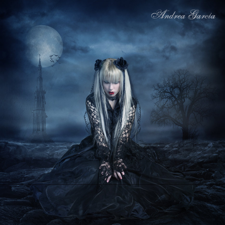 Фото Блондинка в черном платье сидит на земле туманной ночью, арт AndyGarcia
