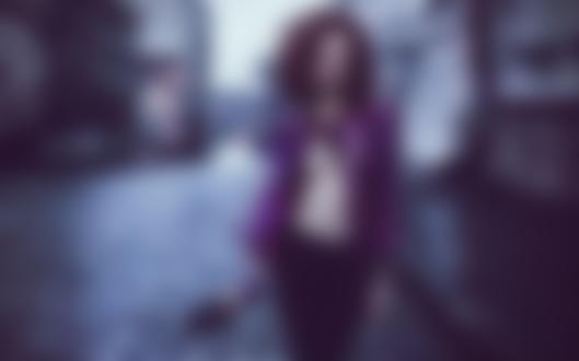 Фото Девушка в фиолетовой кофточке с приоткрытой грудью идет по мокрой мостовой, фотограф Марина Стенько / Marina Stenko