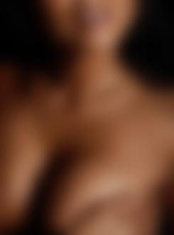 Фото Улыбающаяся девушка в каплях воды, прикрывает рукой грудь