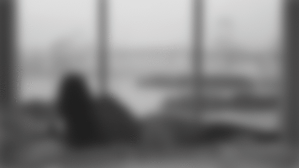 Фото Полуобнаженная девушка ложиться на кровать напротив окна, в котором виден мост, река и небо
