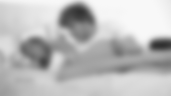 Фото Девушка и мужчина лежат в постели, через некоторое время девушка резко поворачивается и садится на мужчину