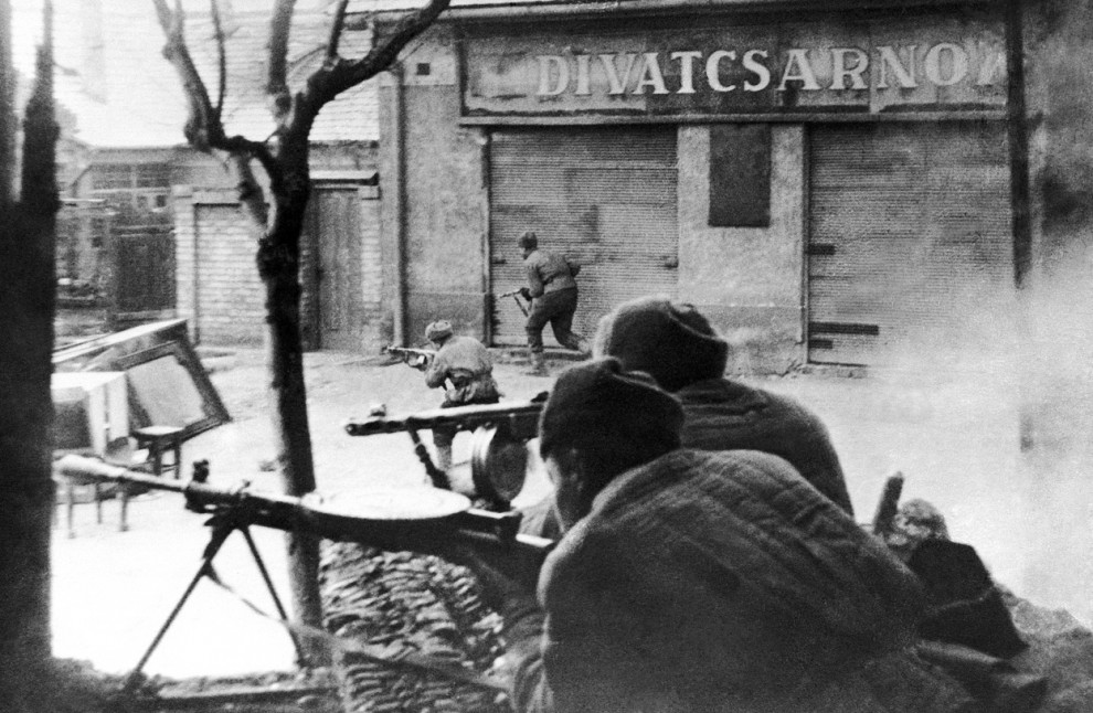 Фото Советские войска 3-го Украинского фронта ведут бои на улицах венгерской столицы, 5 февраля 1945 года (Divatcsarno.)