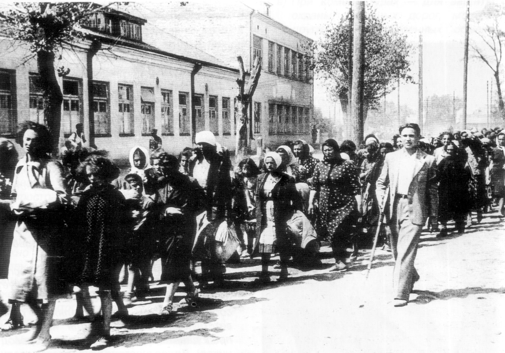 Фото Колонна еврейских женщин и детей под конвоем литовской «самообороны», Литва, СССР 1941 год
