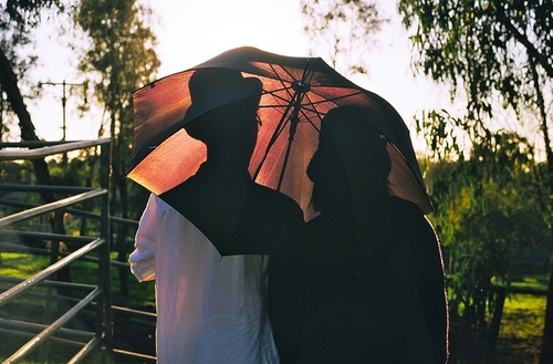 Фото Силуэты мужчины и женщины под зонтом