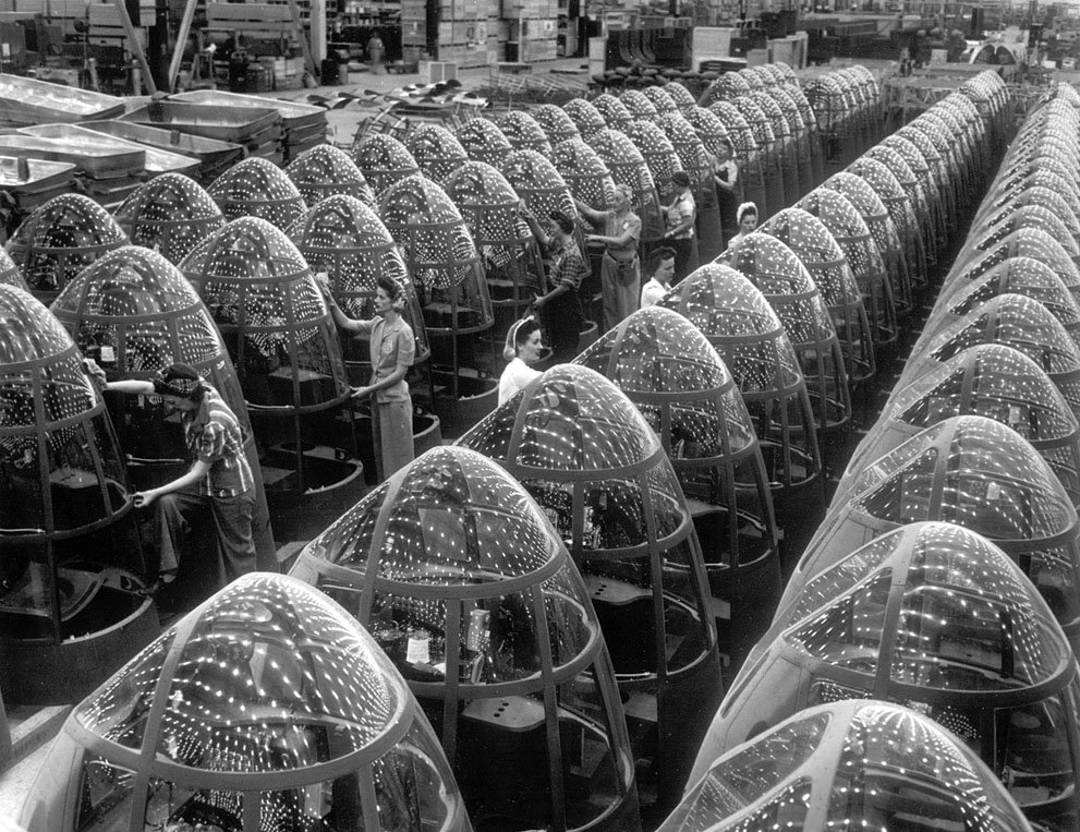 Фото Работницы протирают носовые части бомбардировщиков A-20J на заводе авиастроительной компании «Douglas Aircraft» в городе Лонг-Бич, штат Калифорния / Long Beach, USA, октябрь 1942 года. (AP Photo / Office of War Information)