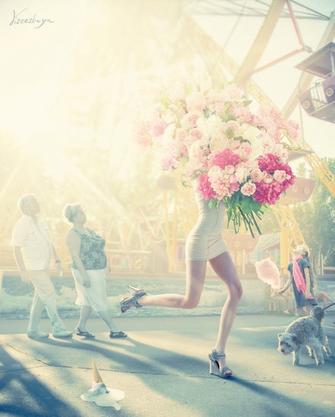 Фото Девушка в белом коротком платье, с букетом цветов бежит на фоне людей