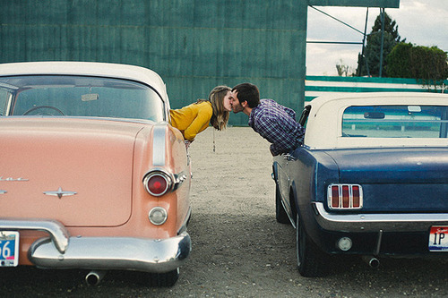 Фото Девушка с мужчиной целуются выглядывая из разных машин