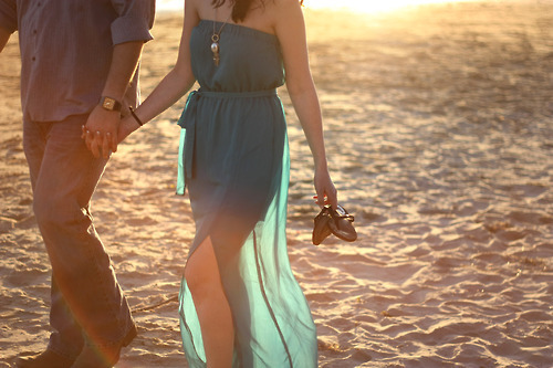 Фото Девушка с мужчиной за руки идут по песку