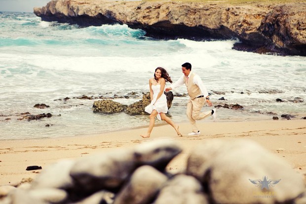 Фото Мужчина бежит за девушкой по пляжу у моря