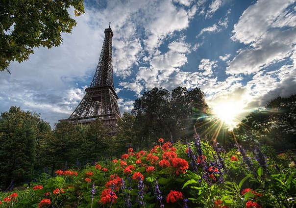 Фото Вид на Эйфелеву башню на фоне голубого неба и облаков, Париж, Франция / Paris, France