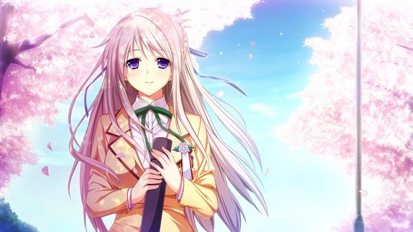 Фото Девушка в стиле аниме в школьной форме и с длинными светлыми волосами стоит, мило улыбаясь на фоне неба и деревьев сакуры
