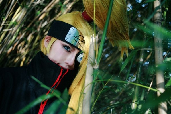 Фото Косплей Дейдара / Deidara стоит в лесу из аниме Наруто / Naruto