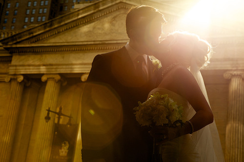 Фото Целующиеся жених и невеста в лучах солнца