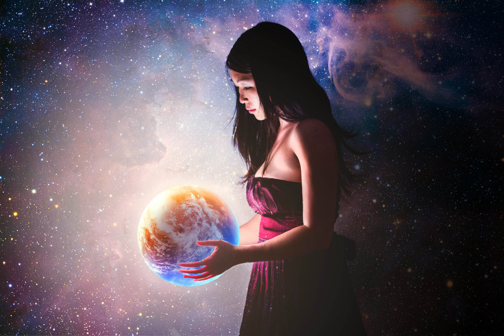 Фото Девушка держит в руках планету на фоне космоса