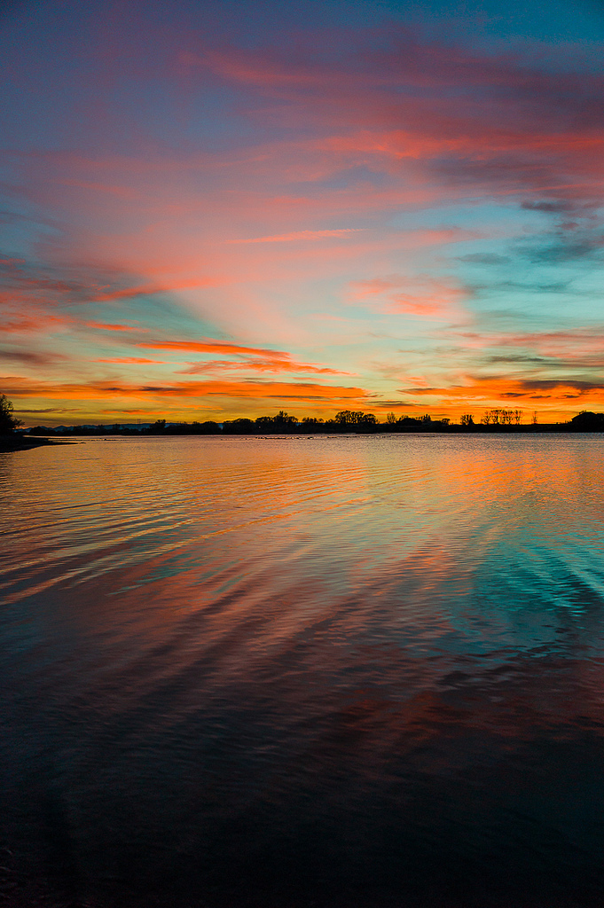 Фото Разукрашенное закатом небо отражается в реке