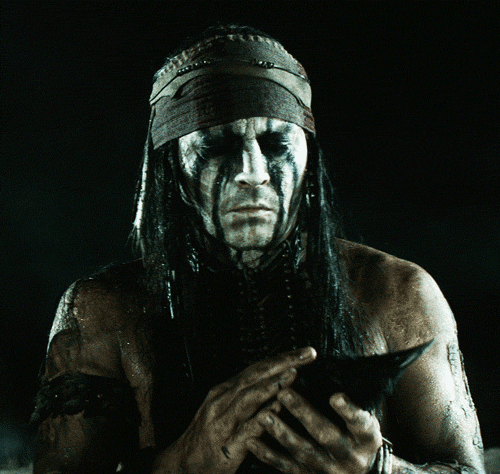 Фото Индеец Тонто, чью роль исполняет актер Johnny Depp / Джонни Депп, в фильме The Lone Ranger / Одинокий рейнджер, держит в руках мертвого ворона