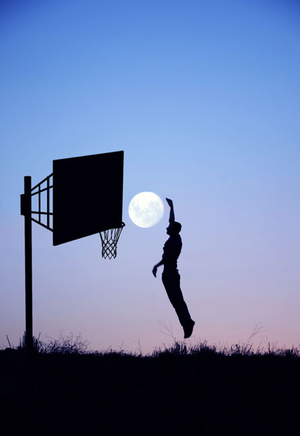 Фото Мужчина закидывает в баскетбольную корзину луну