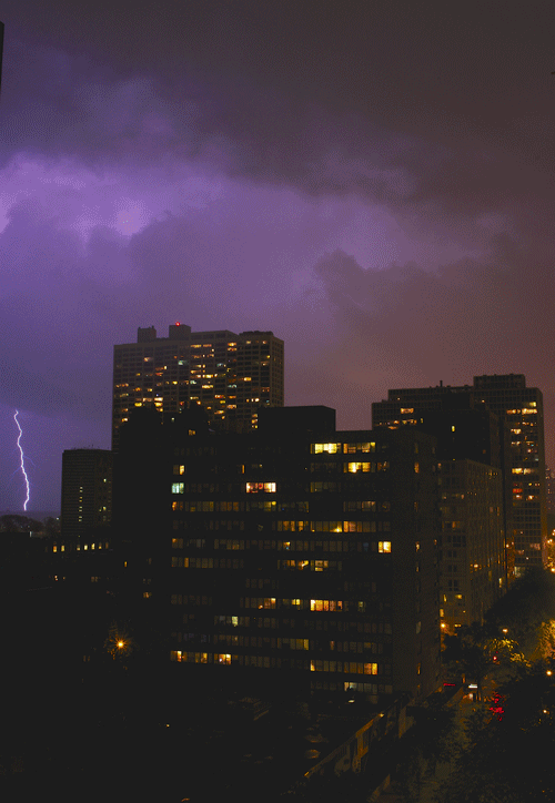 Фото На фоне города сверкают молнии
