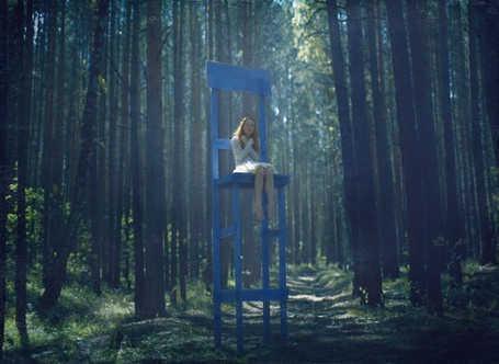 Рыжая девчонка присела пописать в лесу подсмотренное фото