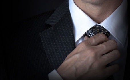 Фото мужчины в рубашке и галстуке